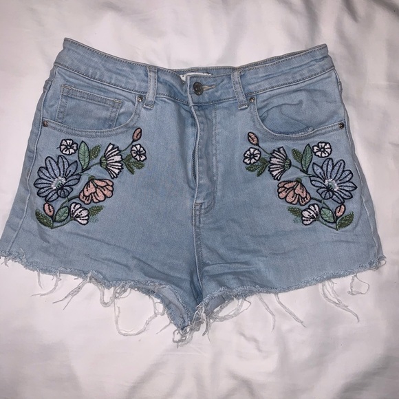 FLOWER EMBROIDERED SHORTS - Picture 2 of 4
